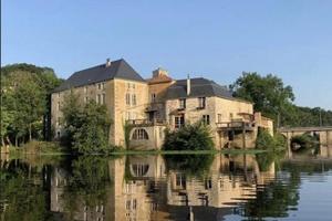 Bien rare et unique: Château à rénover situé sur une île