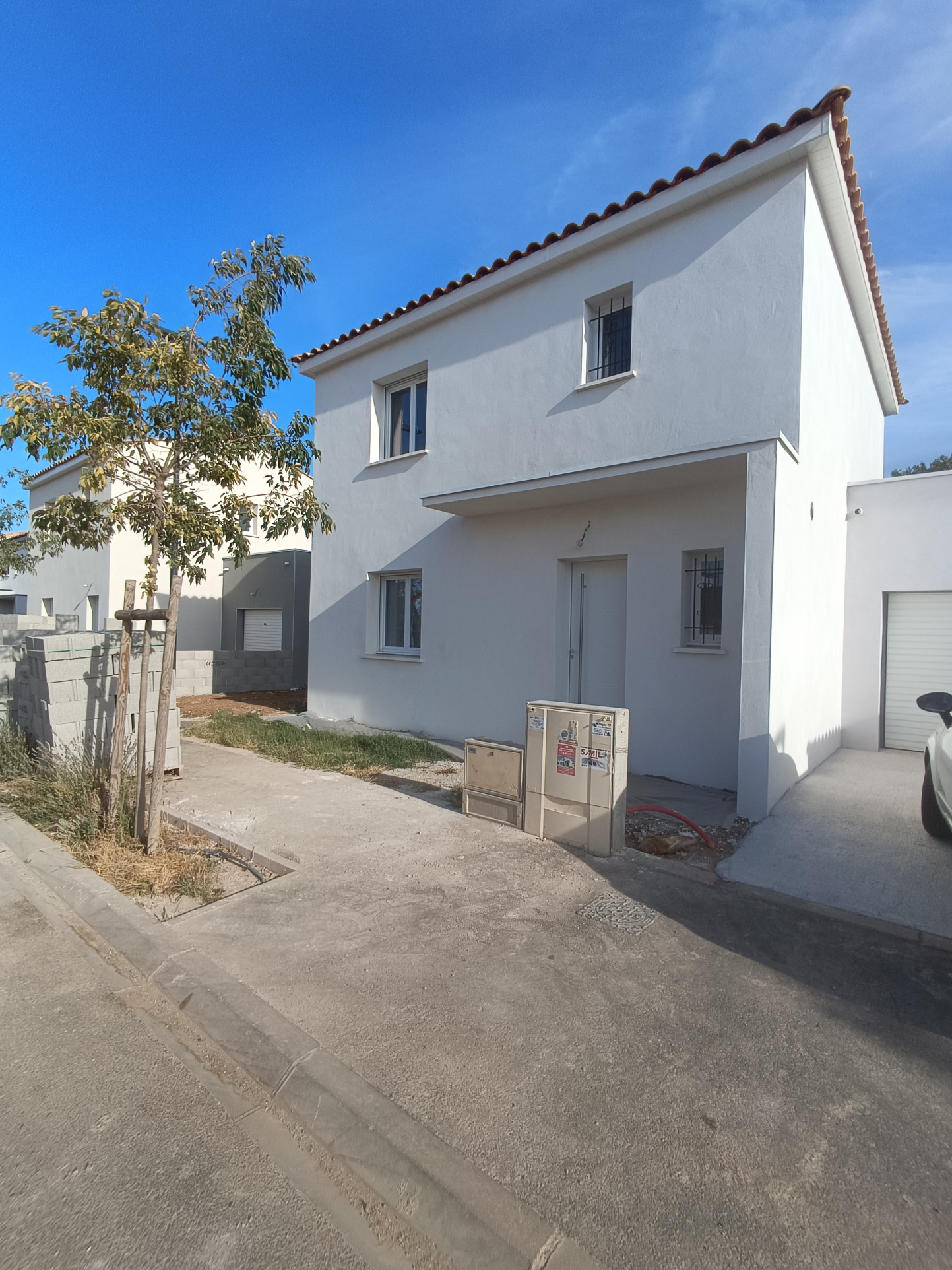 Villa neuve, type 4, Garage, jardin. 