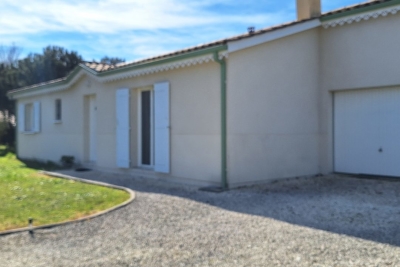 A GRAYAN-ET-L'HÔPITAL, MAISON CONTEMPORAINE DE PLAIN-PIED.