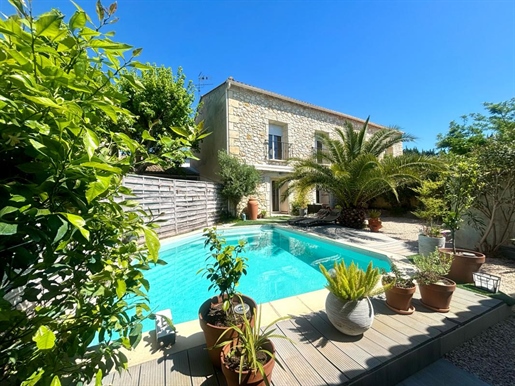 Magnifique partie de mas entièrement rénovée , 175m2 , 5 chambres , piscine 