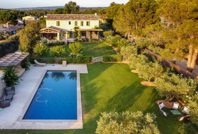 Mas avec piscine chauffée à pied du village