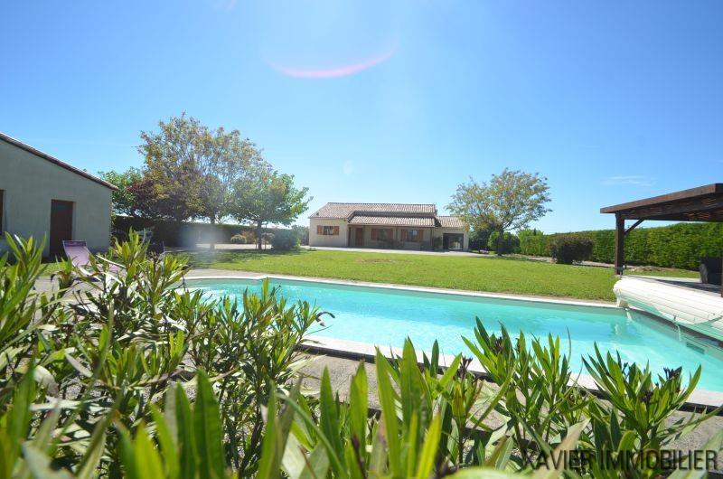 Maison contemporaine avec piscine, double garage, située en campagne sur un terrain de 250 