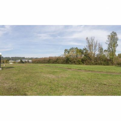 À vendre - terrain non divisible de 0.77 ha à Saint-Amand-Montrond, proche de Bourges (18)