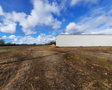 A louer bâtiment industriel 300m² sur terrain d'1,5 ha