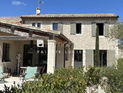 Maison de village en pierres, avec piscine et jardin à Eygalière