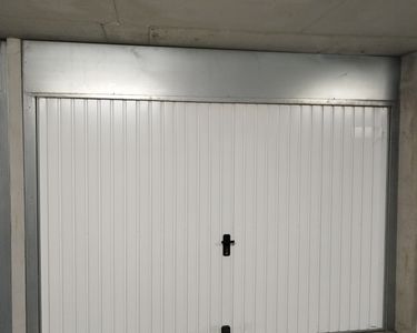 Garage box résidence sécurisée 1 voiture et 2 motos, normes PMR