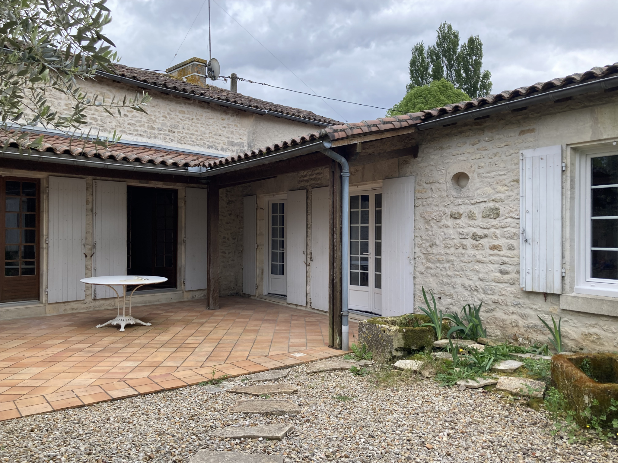 BOURG CHARENTE Grande maison Charentaise de 9 pièces à louer