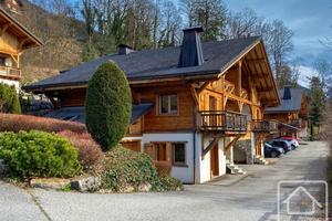 Une propriété captivante de trois étages surplombant le pittoresque village de Samoëns