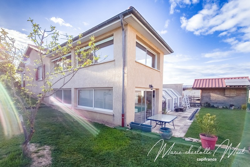 Villa avec piscine couverte, chalet et hangar