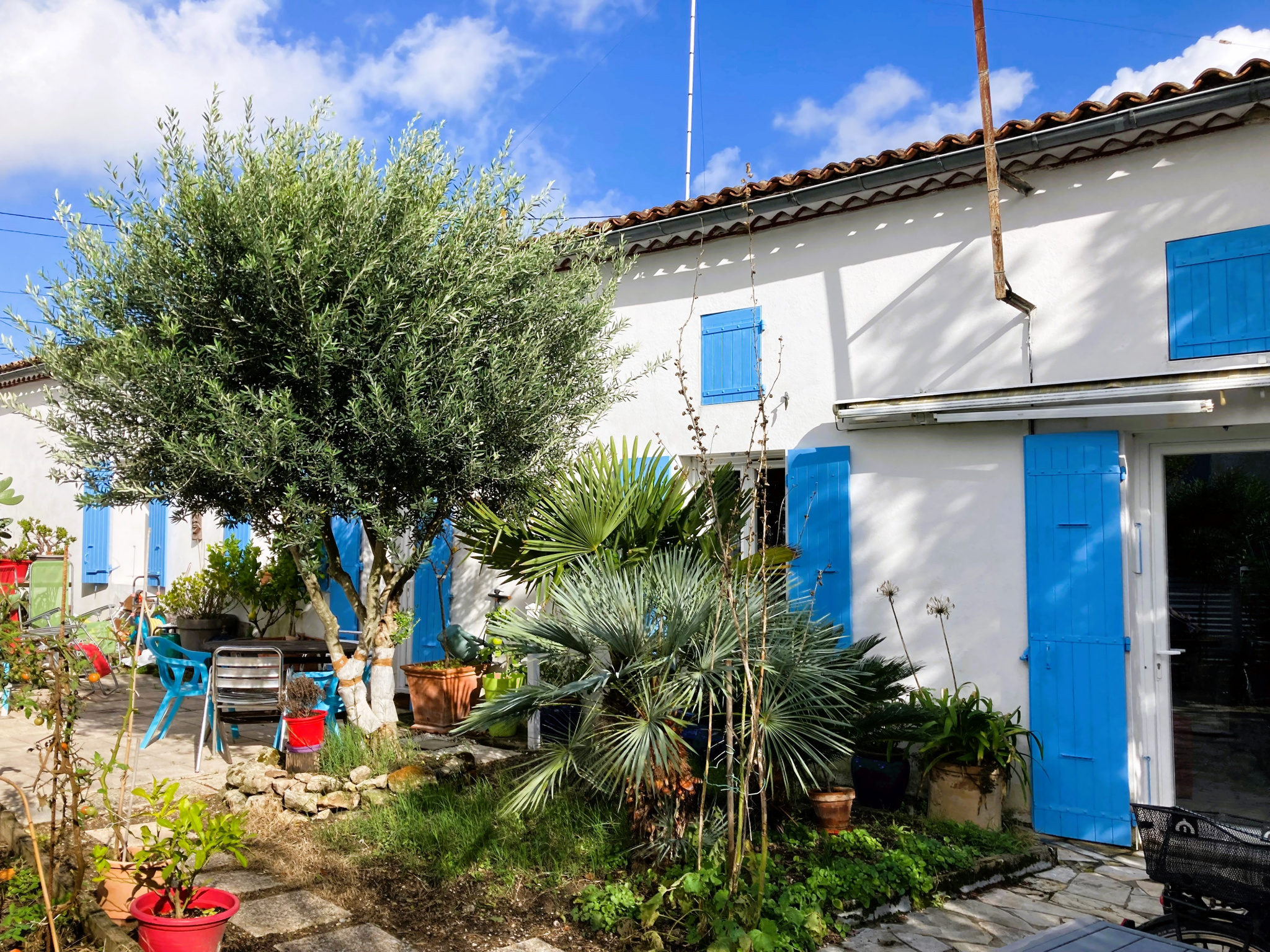 CHARME ASSURE POUR CETTE MAISON AVEC GITE PROCHE DE ROYAN -  