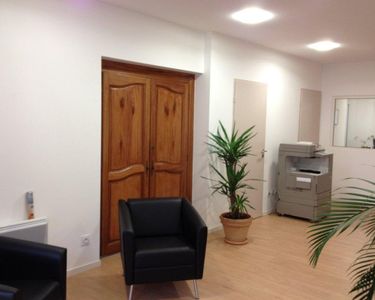 Local commercial 120 m² libre + appart 45 m² loué