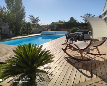 Maison de plain-pied avec grand jardin arboré et piscine 