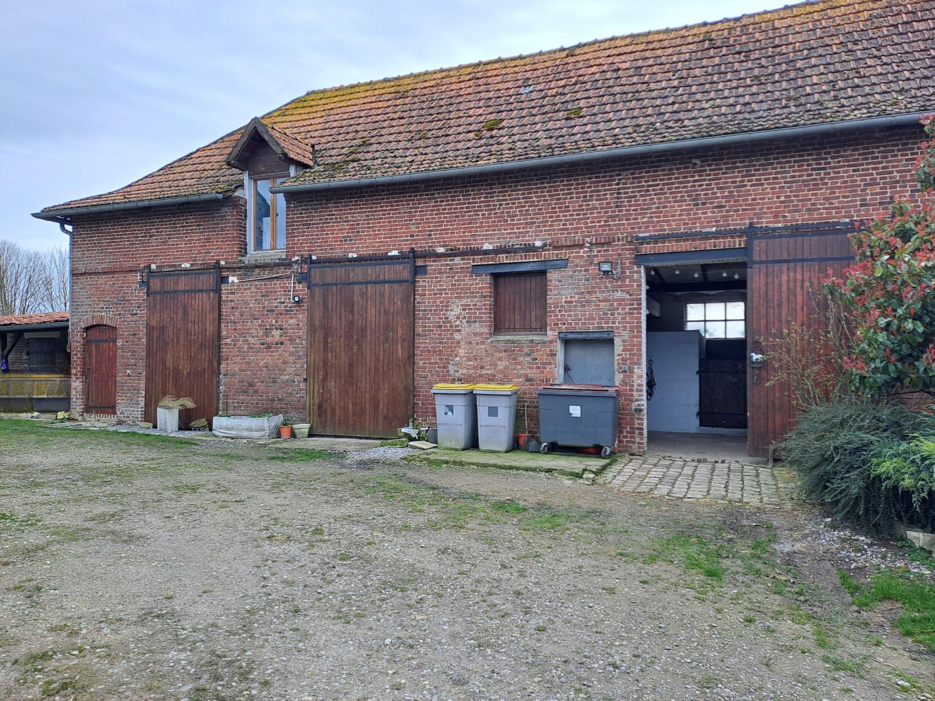 Charmante ferme équestre avec appartement, écuries, grange, carrière et dépendance sur une parce