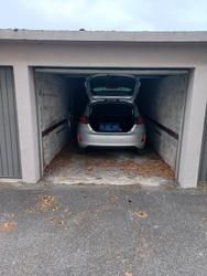 Garage fermé dans copropriété avec accès sécurisé