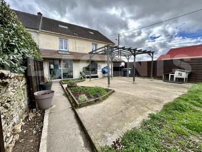 MAISON BRIARDE DE 165M² SUR UN TERRAIN DE 485M² AVEC UNE GRANGE.