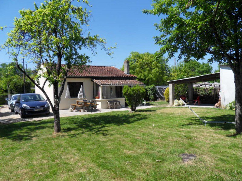 A louer à GIMEUX - Maison de plain pied de 3 pièces avec jar 