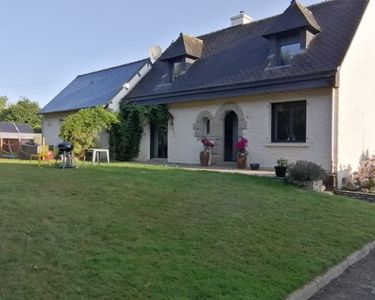 Maison terrain , box et carrière chevaux, piscine