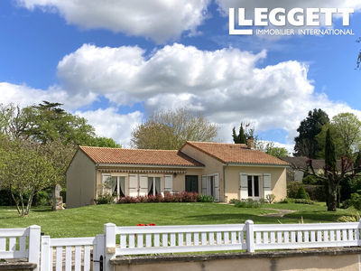 Élégante maison de 4 chambres avec garage et jardin située dans une rue paisible à proximité du