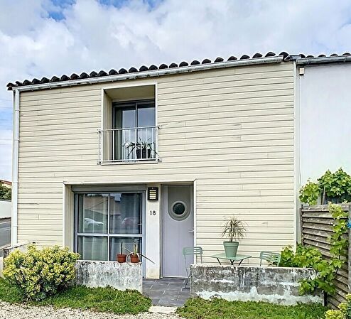 EXCLUSIVITE Maison de ville situee a Puilboreau, aux portes de La Rochelle, offrant une piece de vie