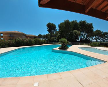 Confortable studio en rez-de-jardin avec cave dans résidence avec piscine