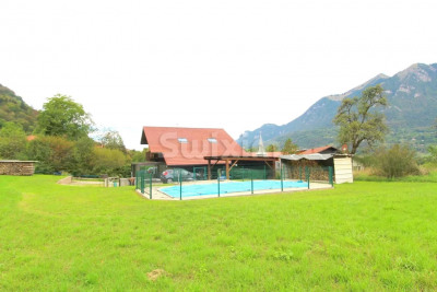 Ferme rénovée 1,4 hectares de terrain avec piscine