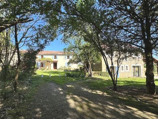 Maison de hameau avec gîte dans un parc de 5000 m²