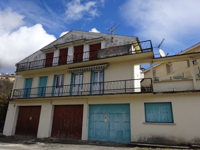 Appartement de 75m2 avec jardin , balcon , deux chambres et garage 