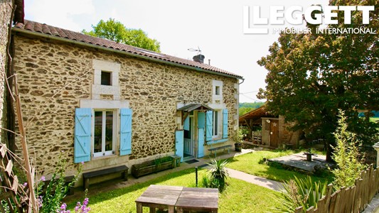 Ancienne maison en pierre de 2 chambres magnifiquement rénovée dans; jardin attenant; proche 