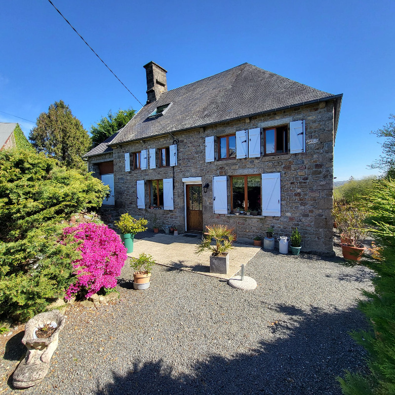 Jolie maison en pierre avec vue panoramique sur le paysage