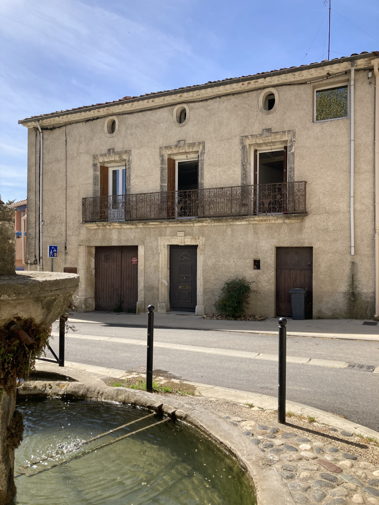 Maison de village avec garage et remises