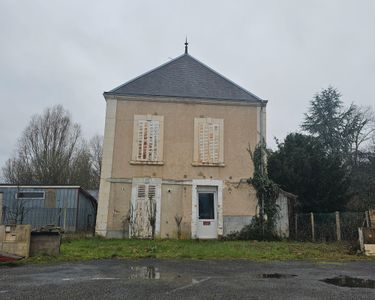 Maison à rénover environ 140m2 avec atelier et garage ouvert