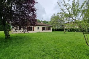 Maison fin des années 80, 3 chambres, en bon état sur un terrain arboré de 2000m² 