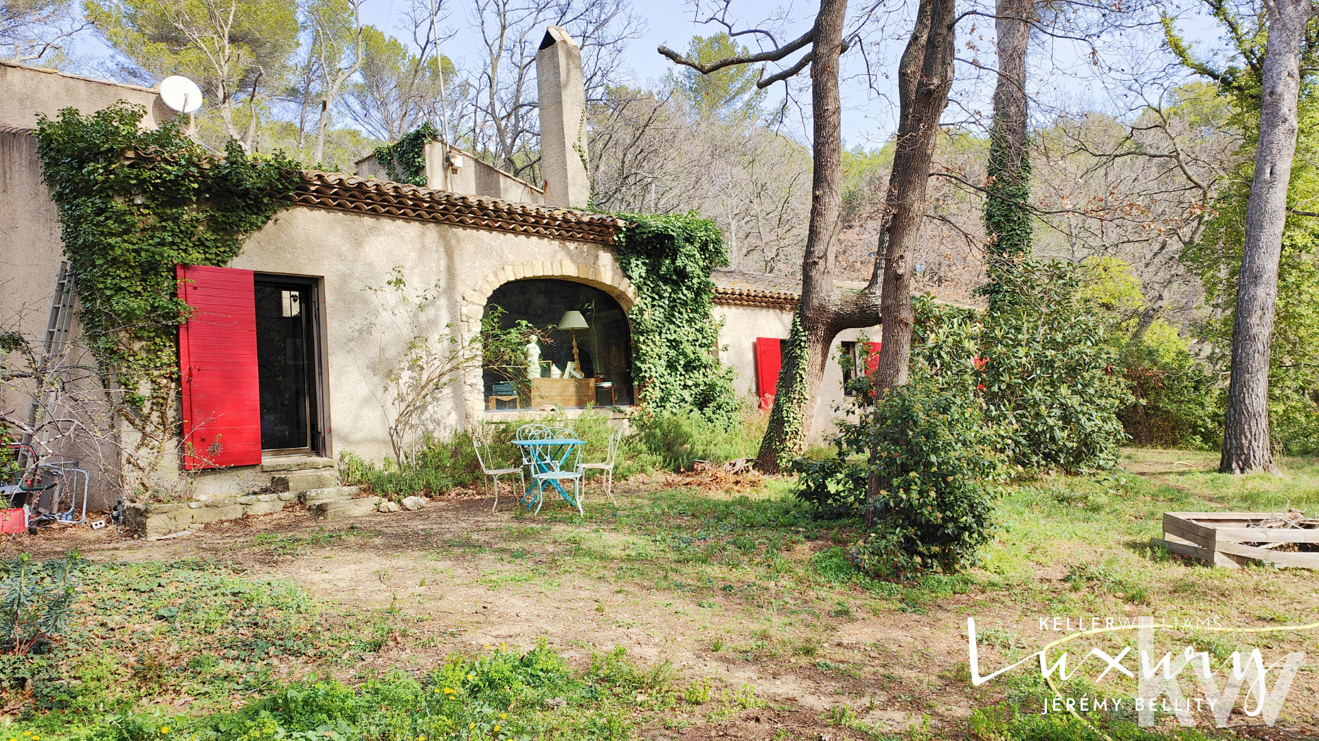 SALON DE PROVENCE : Maison de caractère 4ch sur terrain boisé 