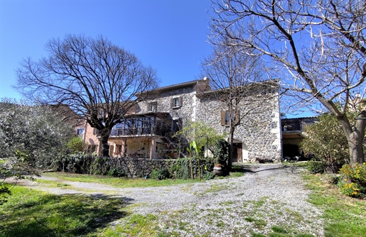 Grande maison en pierre avec des gites, des chambres d'hôtes au bord de la rivière - Ardèc