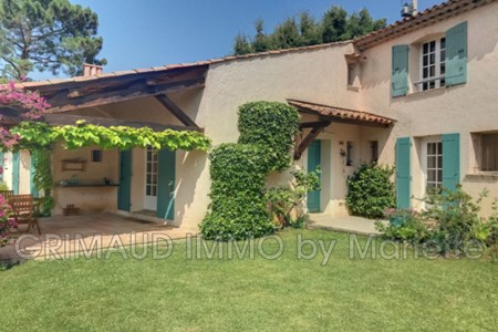 Villa avec vue sur le village de Grimaud et a pied du village.