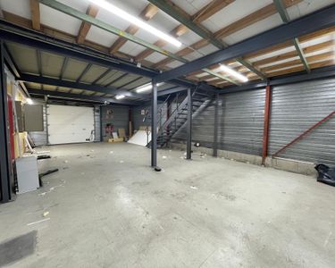 Local industriel 353 m² 