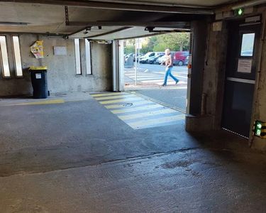 Place de parking couverte et securisée avec porte fermée