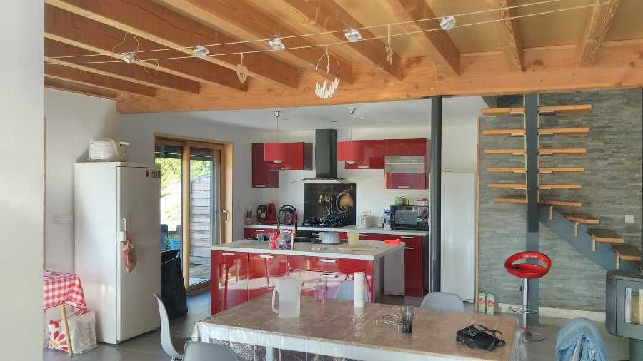 Maison individuelle en ossature bois sur un sous bassement en béton armé