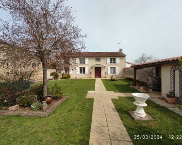 Maison de caractère à Chabournay 7 pièces 160 m2 285 000 euros