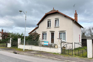 LUCENAY LES AIX. Maison de ville avec grand terrain