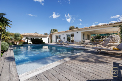 Villa avec piscine à 600m de la plage de Pinarellu. 