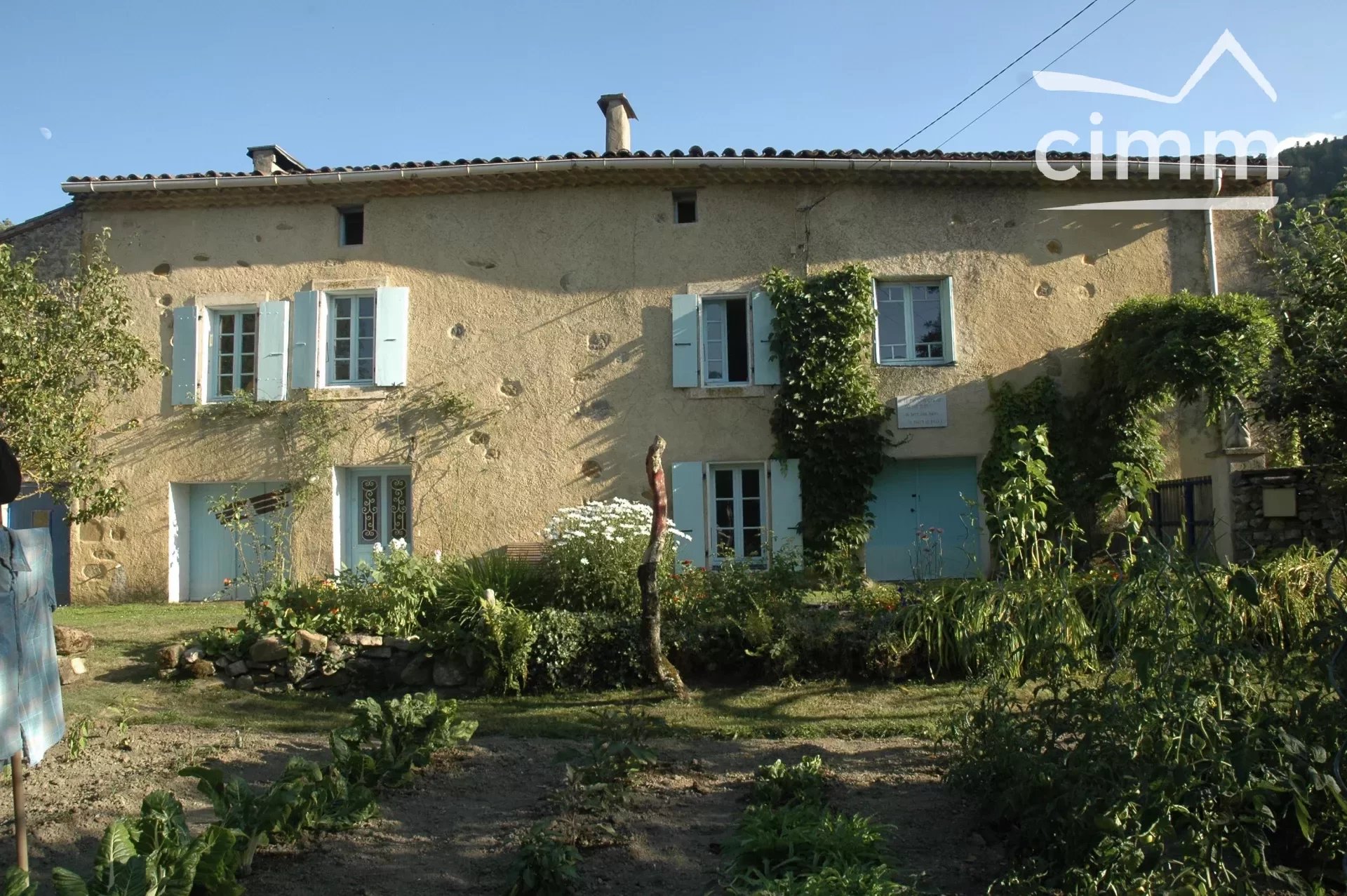 Ferme en pierre de 580m² rénovée et meublée 