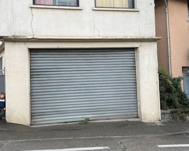 Grand garage de plus de 30 m2