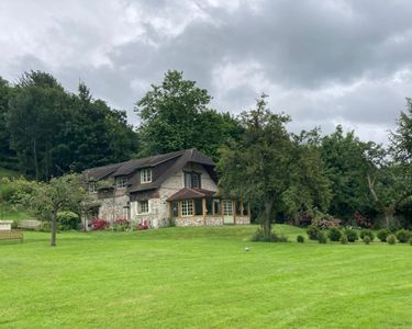 Vends belle maison (ancien pressoir rénové) de 265 m² dans un jardin verdoyant de 6,700 m² à Ho