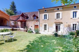 Maison de charme avec grange, préau et atelier 