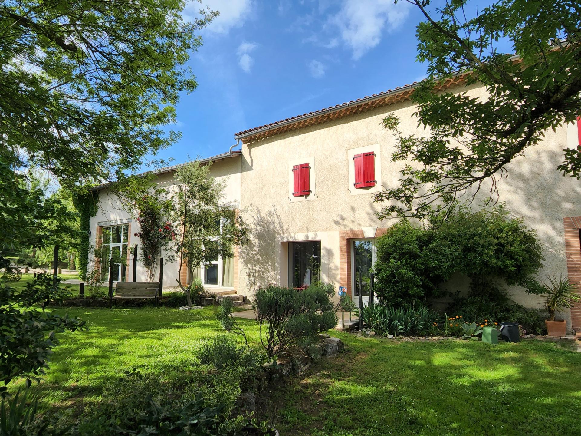 Domaine avec gîte & lieu de réception - 524 m2