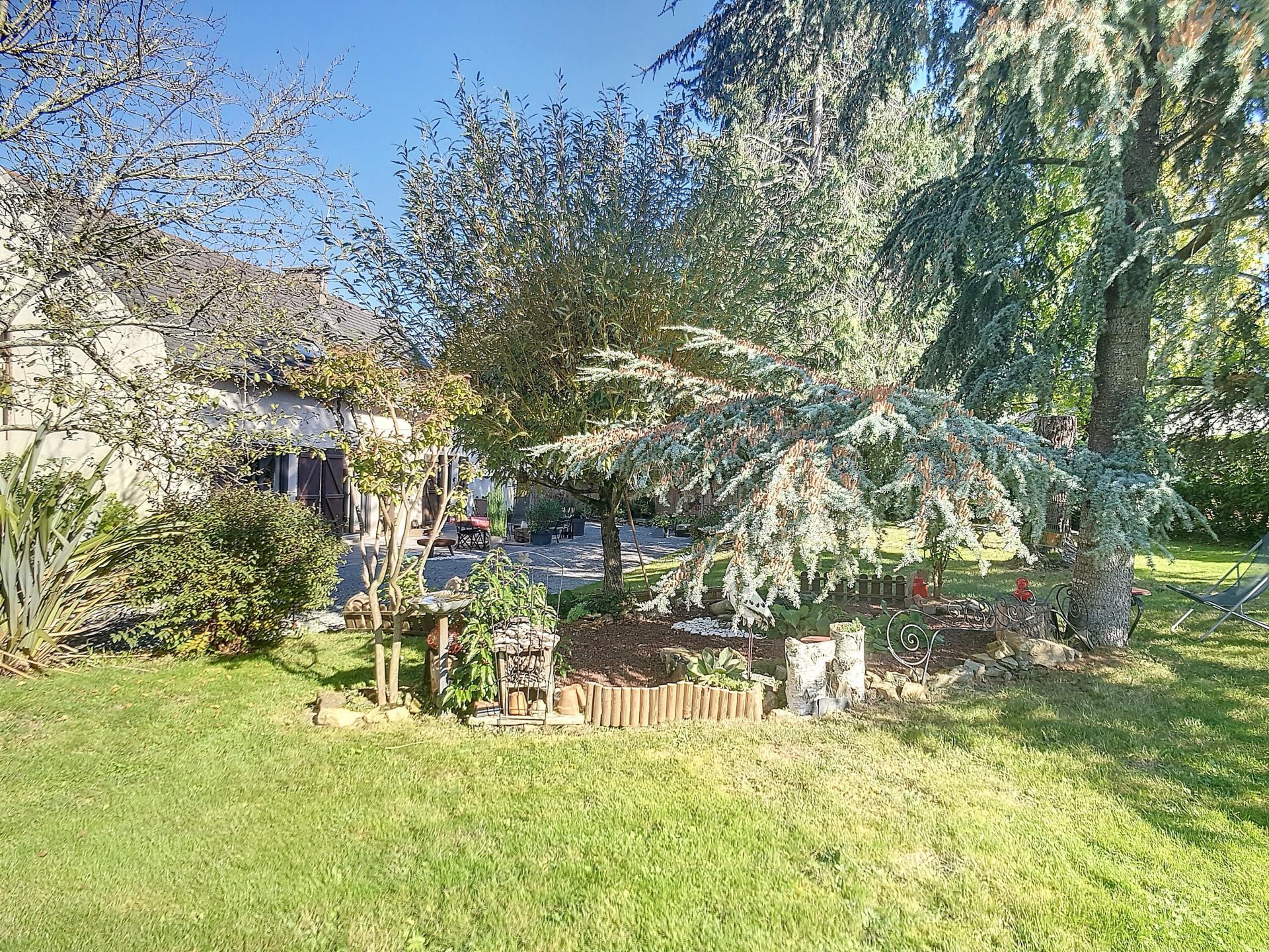 Dans un écrin de verdure, maison ancienne de 3 chambres 