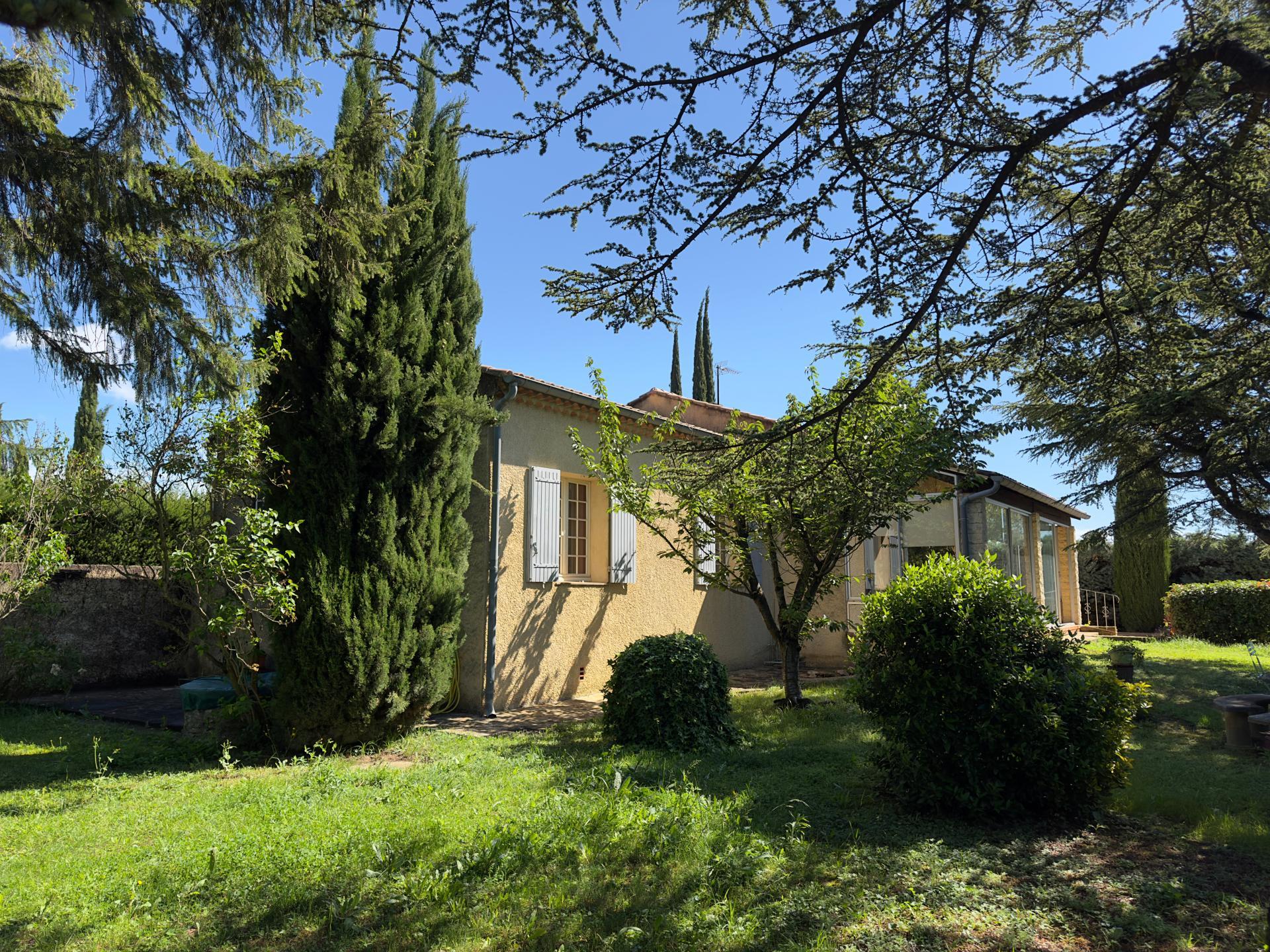 Maison familiale située au calme, avec vaste terrain arboré. 