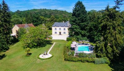 Vends manoir et 5 gîtes de charme prox. Sarlat. 19 pièces, 12 ch. 450m². Parc 1,5ha, piscine. 