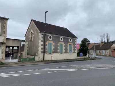 Maison en pierre atypique avec dépendance